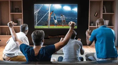 Vrienden kijken samen naar een voetbalavond op tv